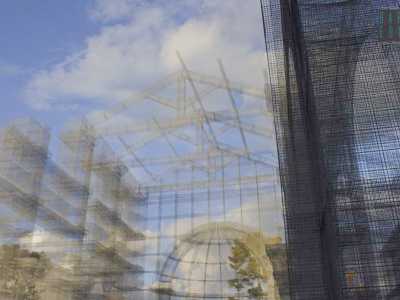 ...si tratta dell�opera dello scultore Edoardo Tresoldi, dal nome "Dove l'arte ricostruisce il tempo": � stata posta in quel punto due anni fa, per �ridare vita� alla prima e pi� antica cattedrale paleocristiana ormai scomparsa